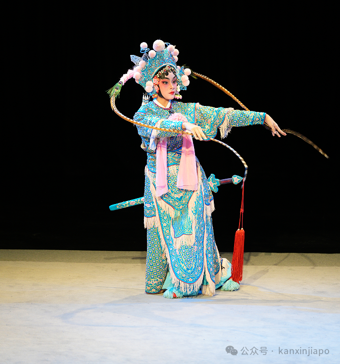制作黄梨挞、舞狮互动、戏曲脸谱手工...新加坡晚晴园的春节氛围拉满