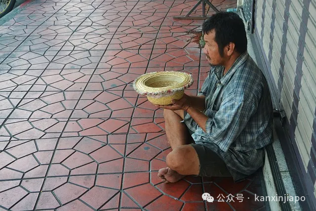 新加坡又现外籍男非法卖纸巾乞讨!10分钟净赚50新币