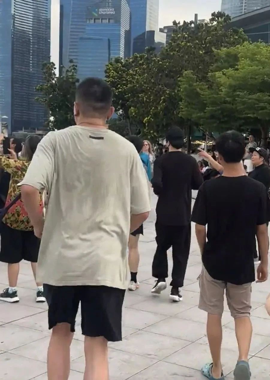 “在鱼尾狮公园看到了正在跑步的薛之谦”