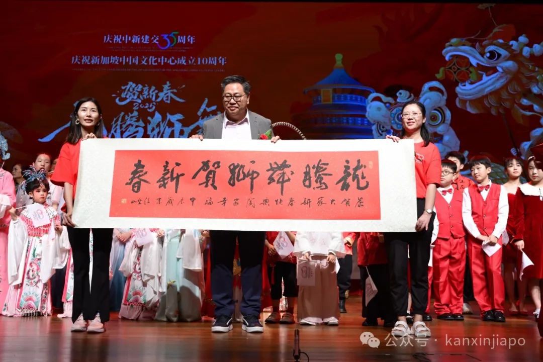 龙腾狮舞,中国风拉满,中新建交35周年团拜会精彩纷呈