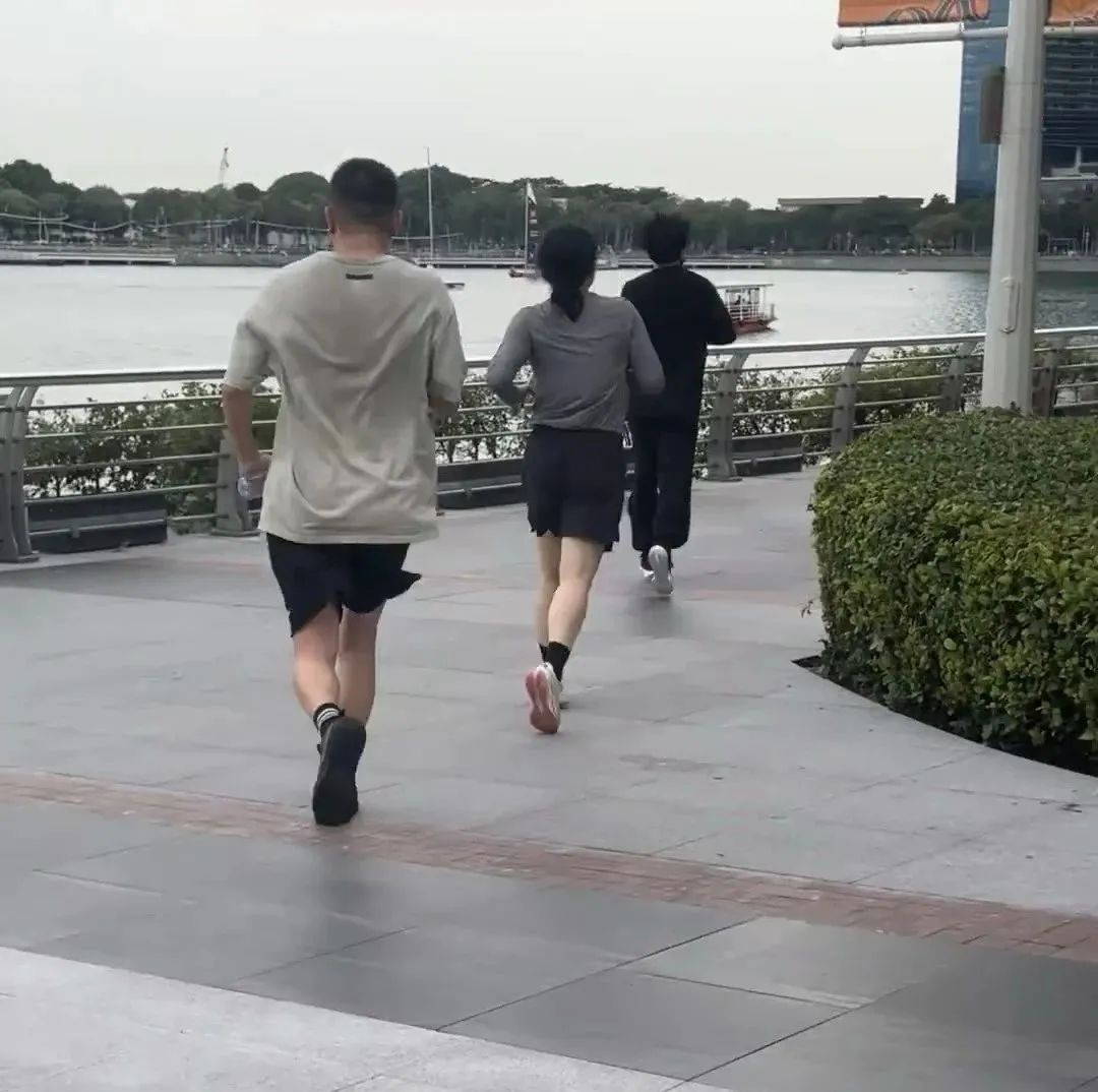 “在鱼尾狮公园看到了正在跑步的薛之谦”