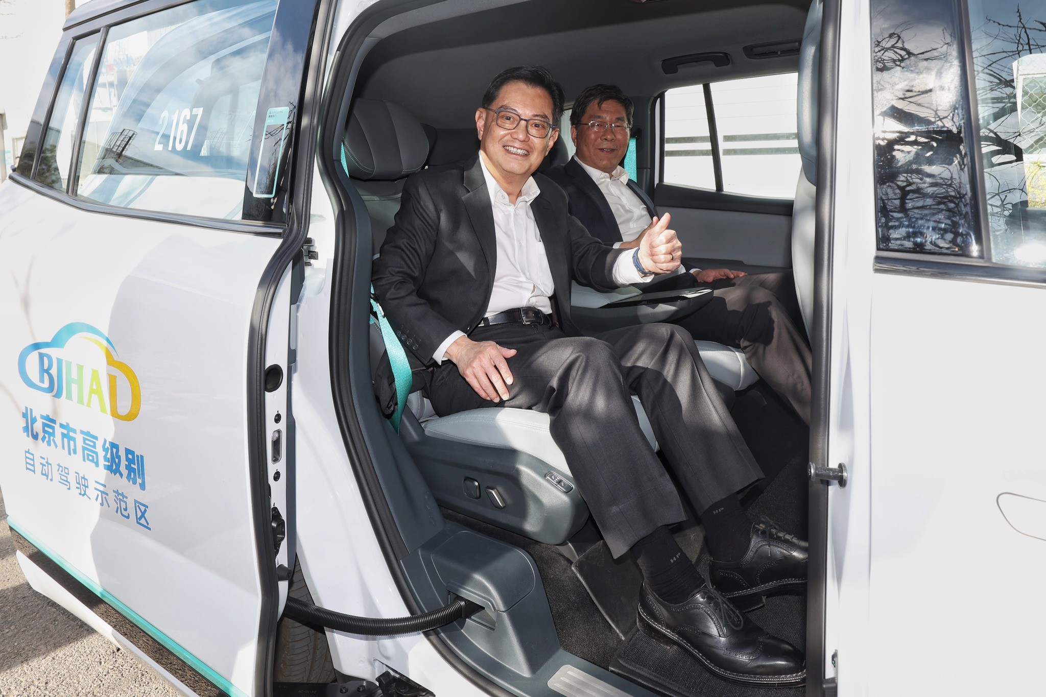 新加坡副总理访华，想把萝卜快跑开进新加坡，和“老朋友”聊High了，翻译：那我走？