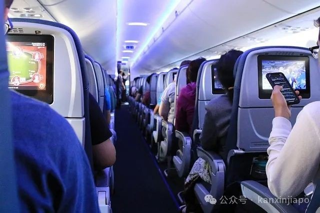 飞新加坡航班上惊现变态男！空姐送餐遇露体狂，手机竟还在录像