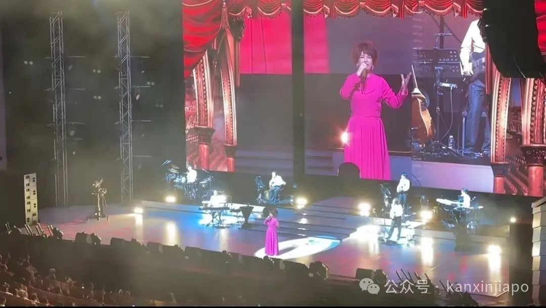 蔡琴新加坡演唱会泪洒舞台!5000人合唱《恰似你的温柔》