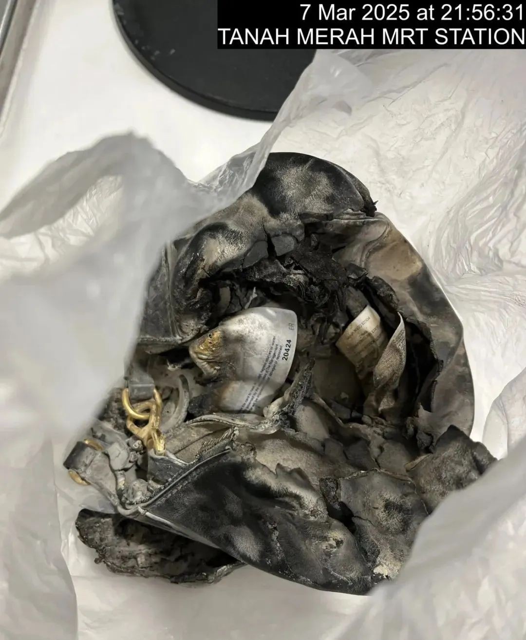 新加坡地铁惊魂！充电宝自燃爆炸，车厢浓烟弥漫，乘客紧急疏散！