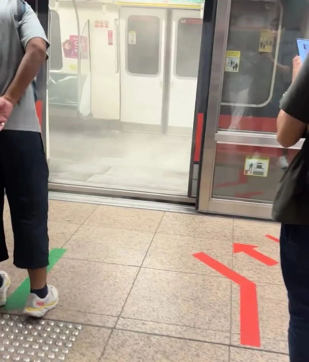 新加坡地铁惊魂！充电宝自燃爆炸，车厢浓烟弥漫，乘客紧急疏散！