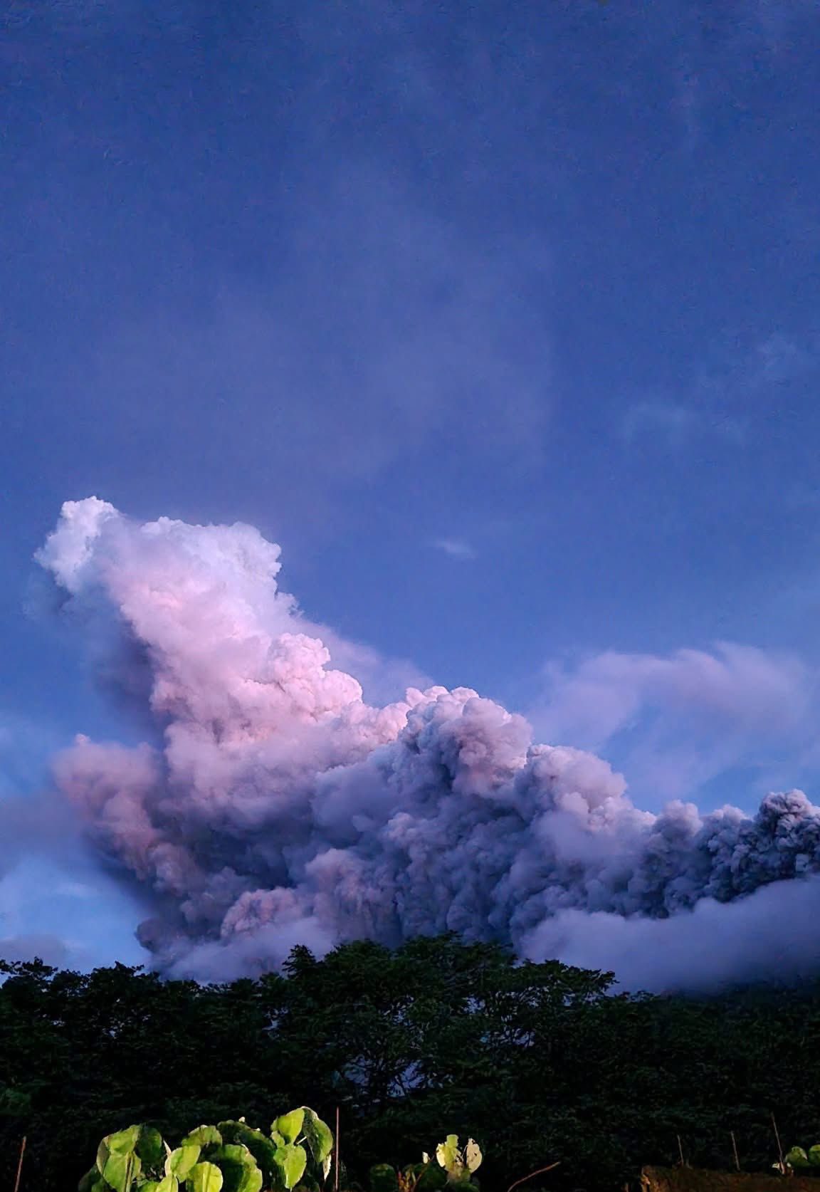 突发!菲律宾这座火山“醒了”,4公里高灰柱吓坏当地人,发生了什么?