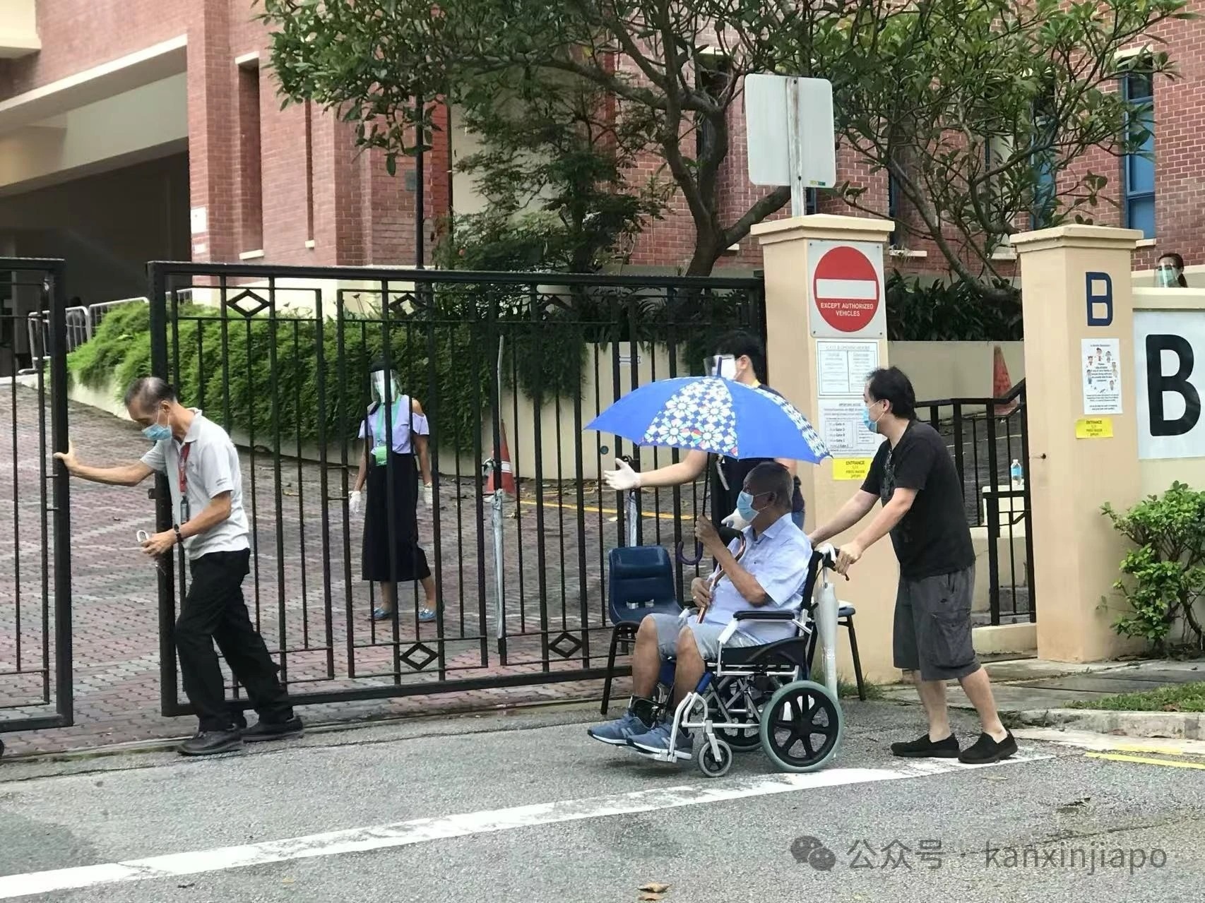 2020年大选，选民前往投票站