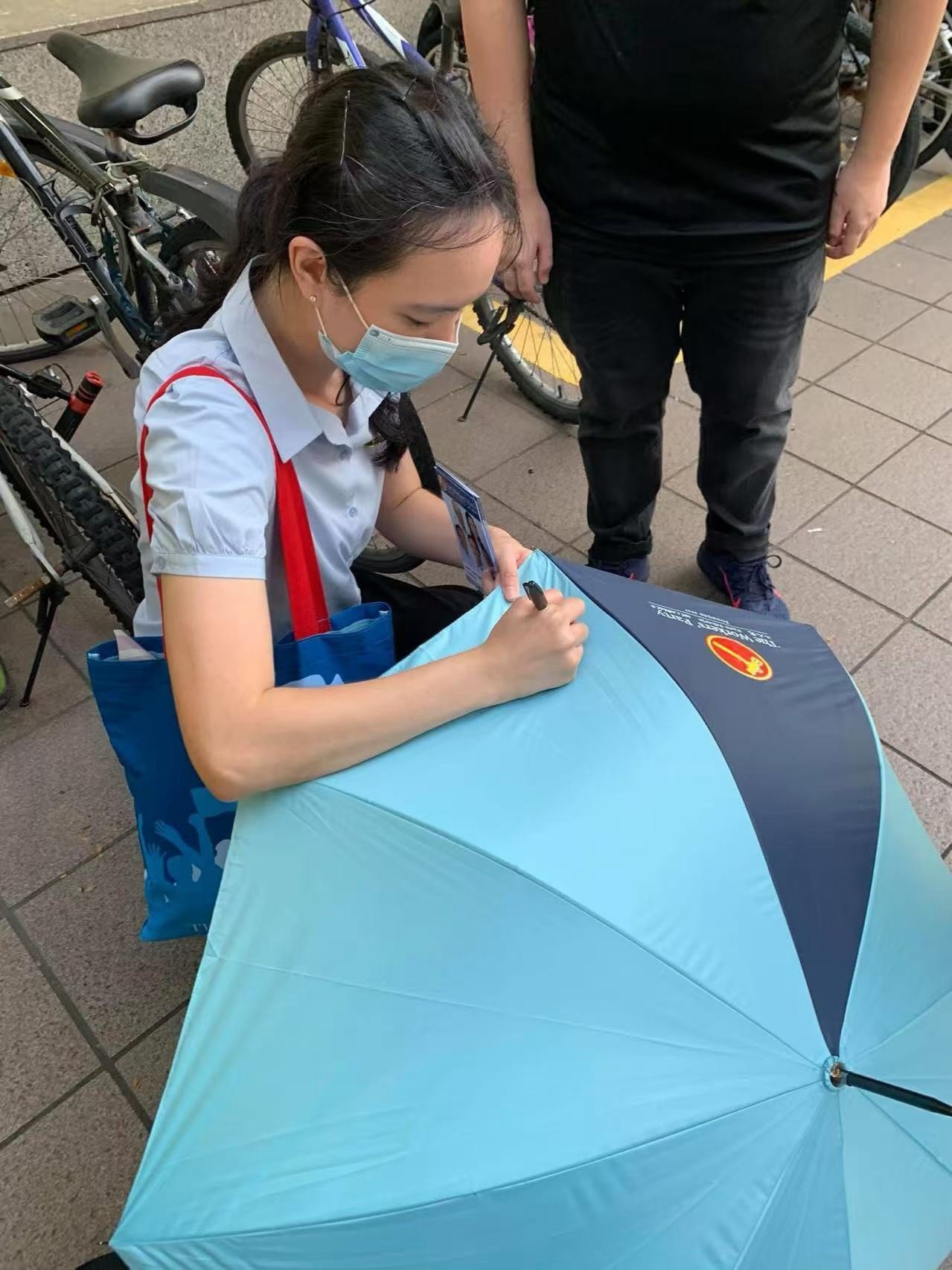 2020年，工人党候选人在雨伞上签字