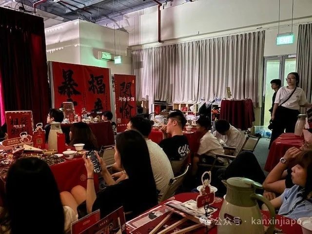 在西京都欣赏“闲愉茶馆”,感受相声的魅力
