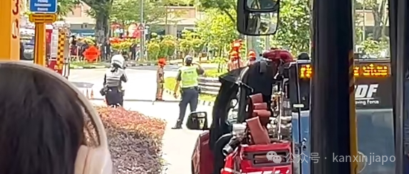 警方将路封锁，并在桥下准备保护措施。