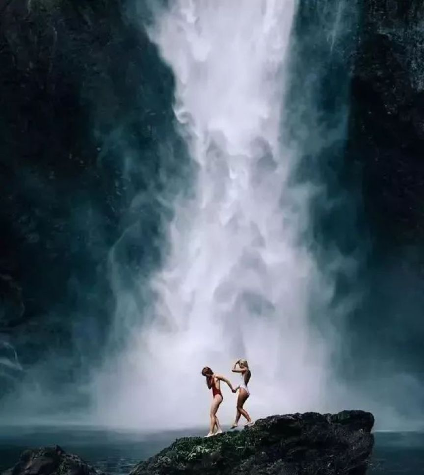 巴厘岛北部，和海豚一起跃进晨光里！