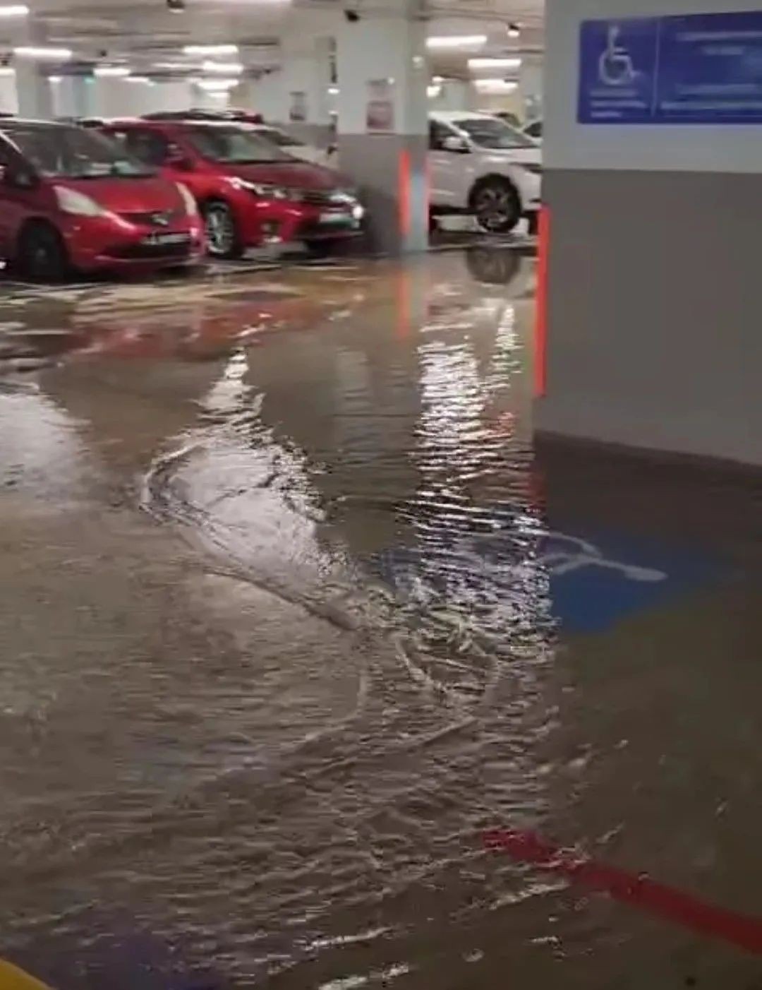 新加坡多地沦陷变“水乡”，道路瘫痪、交通中断！强降雨还将继续？