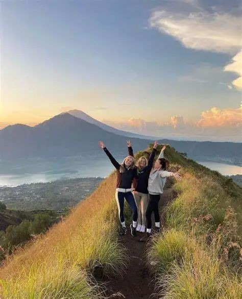 巴厘岛北部，和海豚一起跃进晨光里！