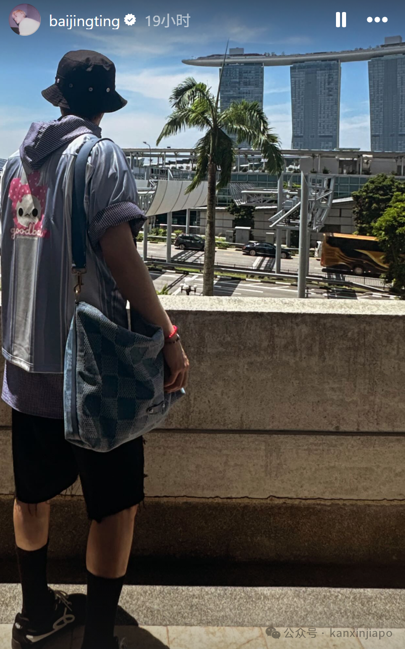 白敬亭闪现新加坡！在鱼尾狮拍游客照打卡，还去了滨海湾花园
