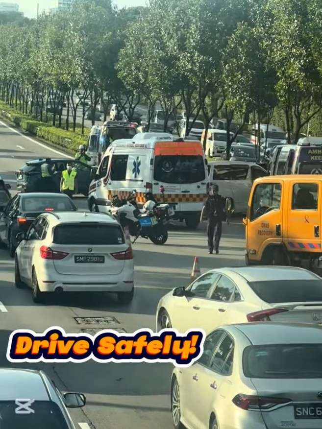 新加坡中央快速公路发生五车相撞事故