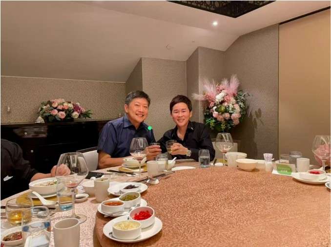这是投票日当天流出的第一张照片，是苏海金与前部长黄志明的合影。