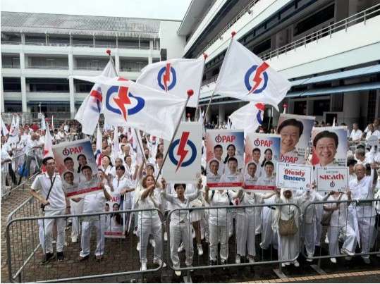 4月23日是提名日,人民行动党支持者在提名站。下图为5月1日工人党群众大会