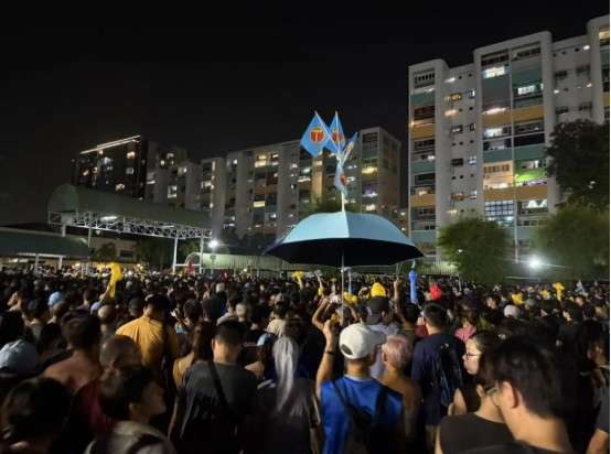4月23日是提名日，人民行动党支持者在提名站。下图为5月1日工人党群众大会