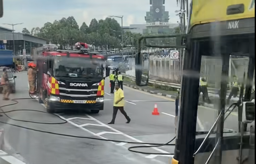 新柔长堤清晨突发车祸!巴士轿车迎面相撞漏油,三条车道全关堵惨了