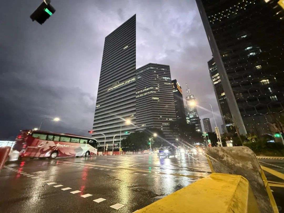 新加坡的纸片楼又火了,具象化了《楚门的世界》,它居然还有这个作用