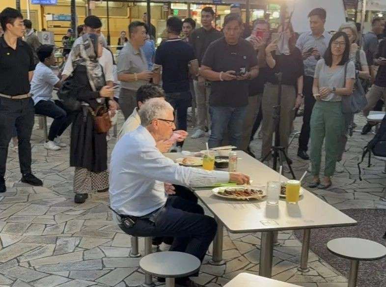比尔盖茨来新加坡也要吃食阁,排队拼桌吃榴莲,超接地气!