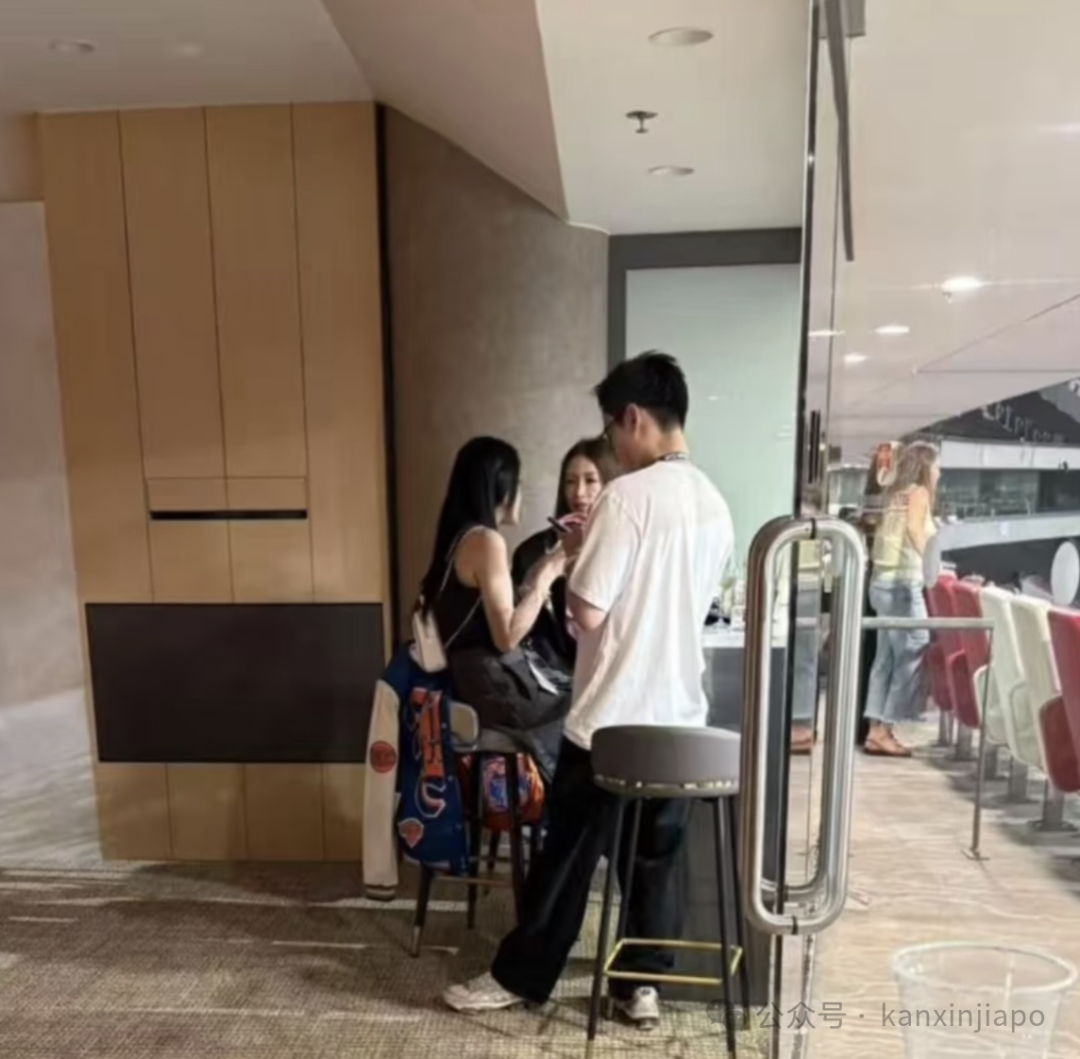 萧亚轩的身影也出现在看台区。