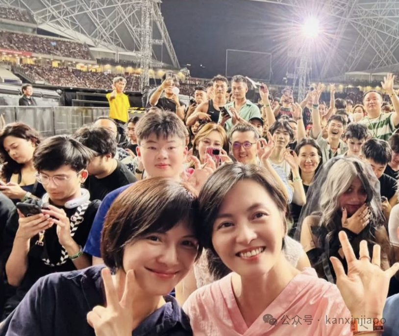 梁咏琪在场馆内被偶遇,和歌迷粉丝热情合影。