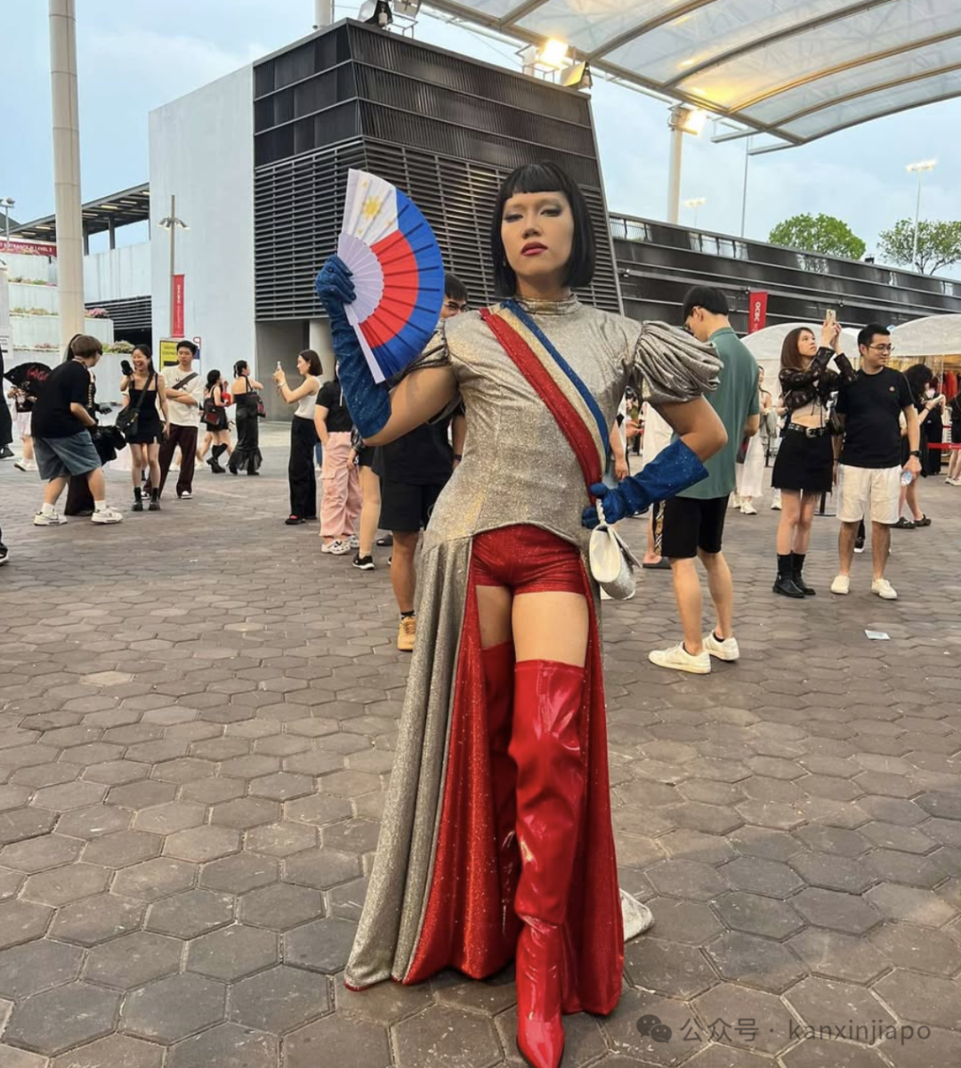 有人以银色与红色为主调的造型亮相,手持特色折扇,宛如舞台上的闪耀缩影