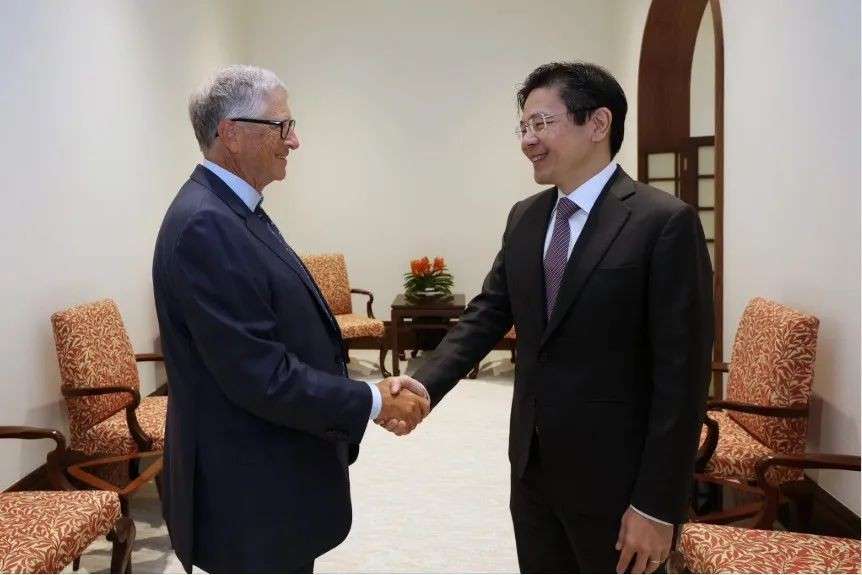 比尔盖茨来新加坡也要吃食阁，排队拼桌吃榴莲，超接地气！