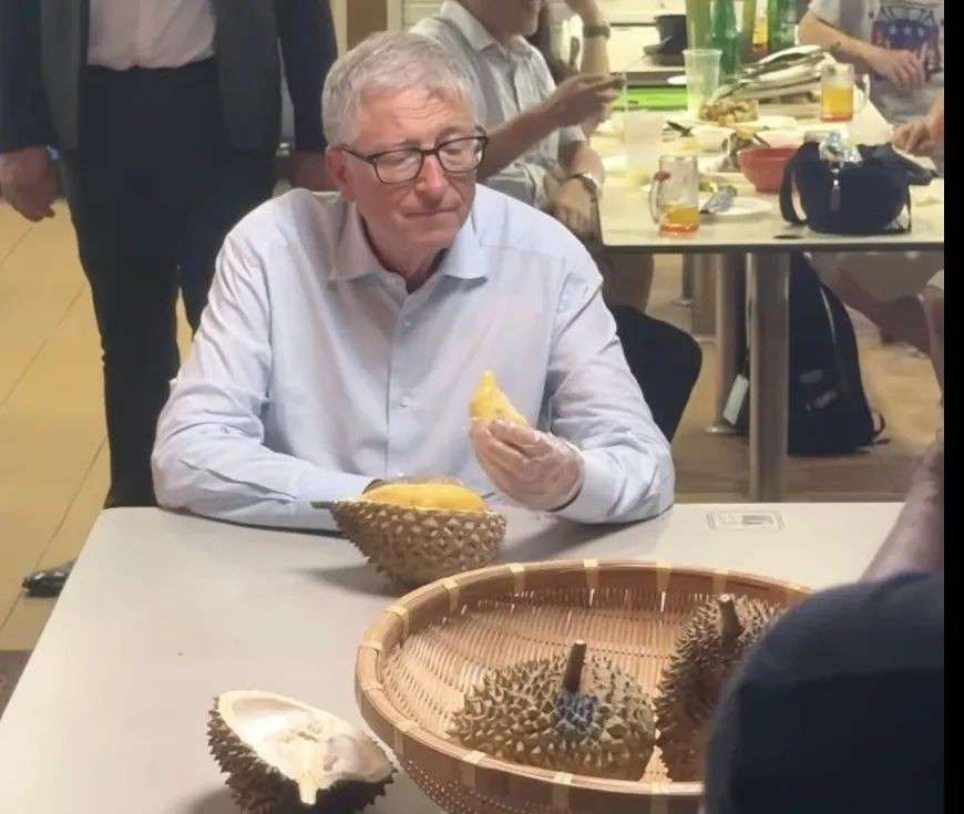 比尔盖茨来新加坡也要吃食阁,排队拼桌吃榴莲,超接地气!
