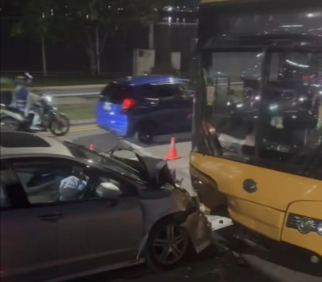 新柔长堤清晨突发车祸!巴士轿车迎面相撞漏油,三条车道全关堵惨了
