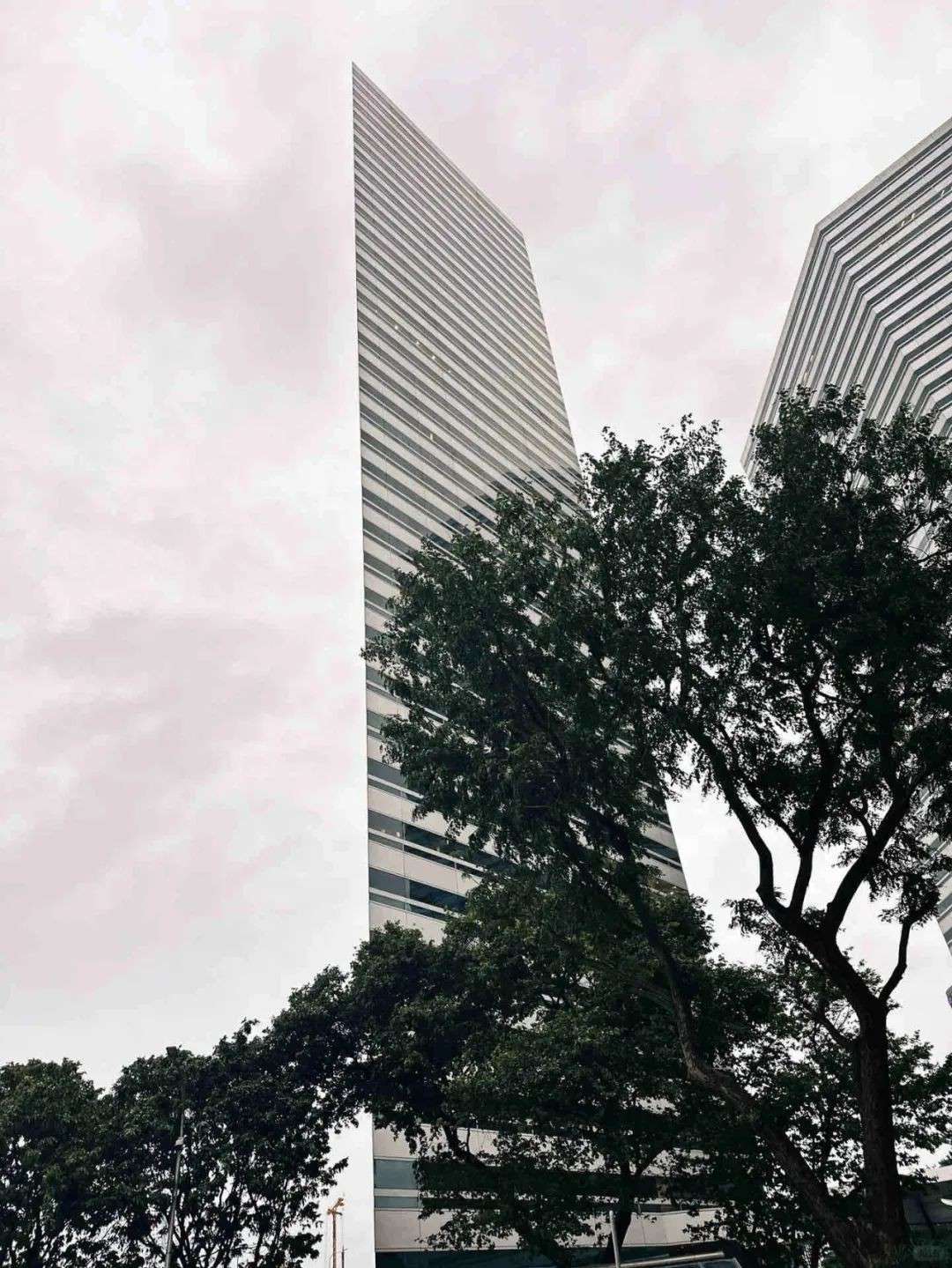 新加坡的纸片楼又火了,具象化了《楚门的世界》,它居然还有这个作用