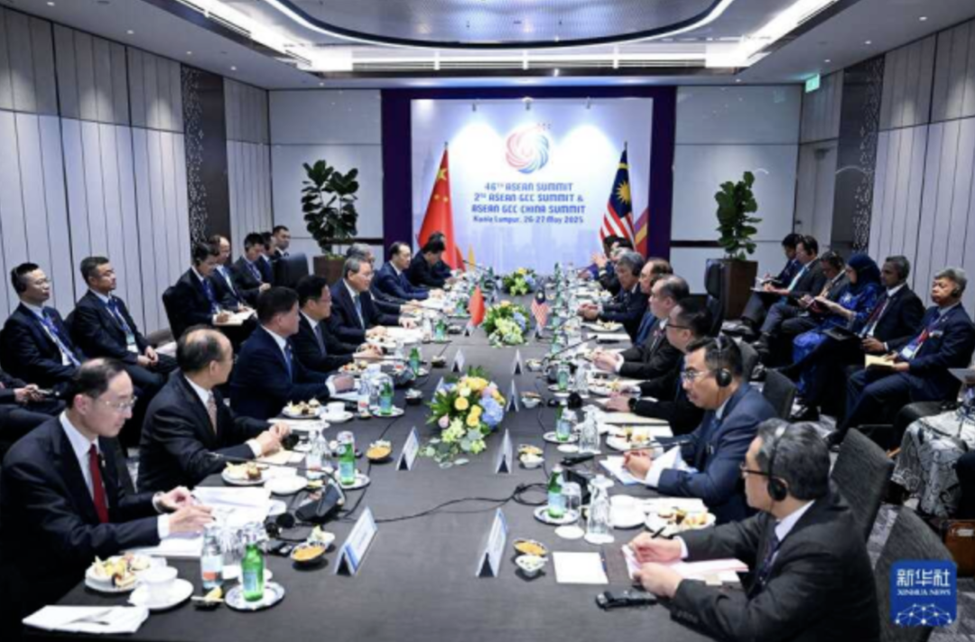 新中两国总理在马来西亚会面!黄循财发推晒互动,表示聊得很开心
