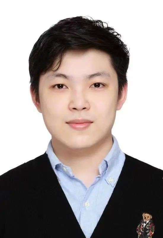 Wenjie Huang,兼具商业战略与 AI 应用背景,拥有新加坡国立大学数字金融科技硕士(NUS)及芝加哥大学公共政策硕士(University of Chicago)学位