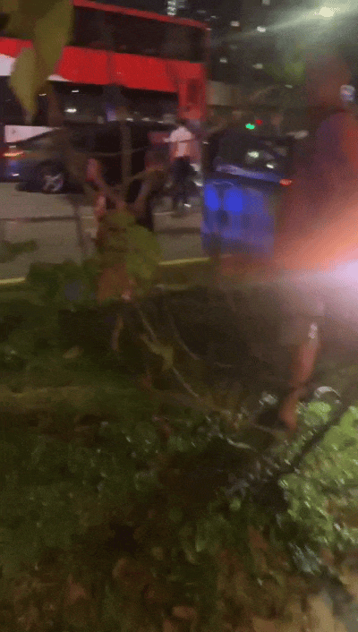 惊险！宏茂桥两车猛烈相撞损毁严重，女童昏迷！目击者挺身救援，现场画面曝光