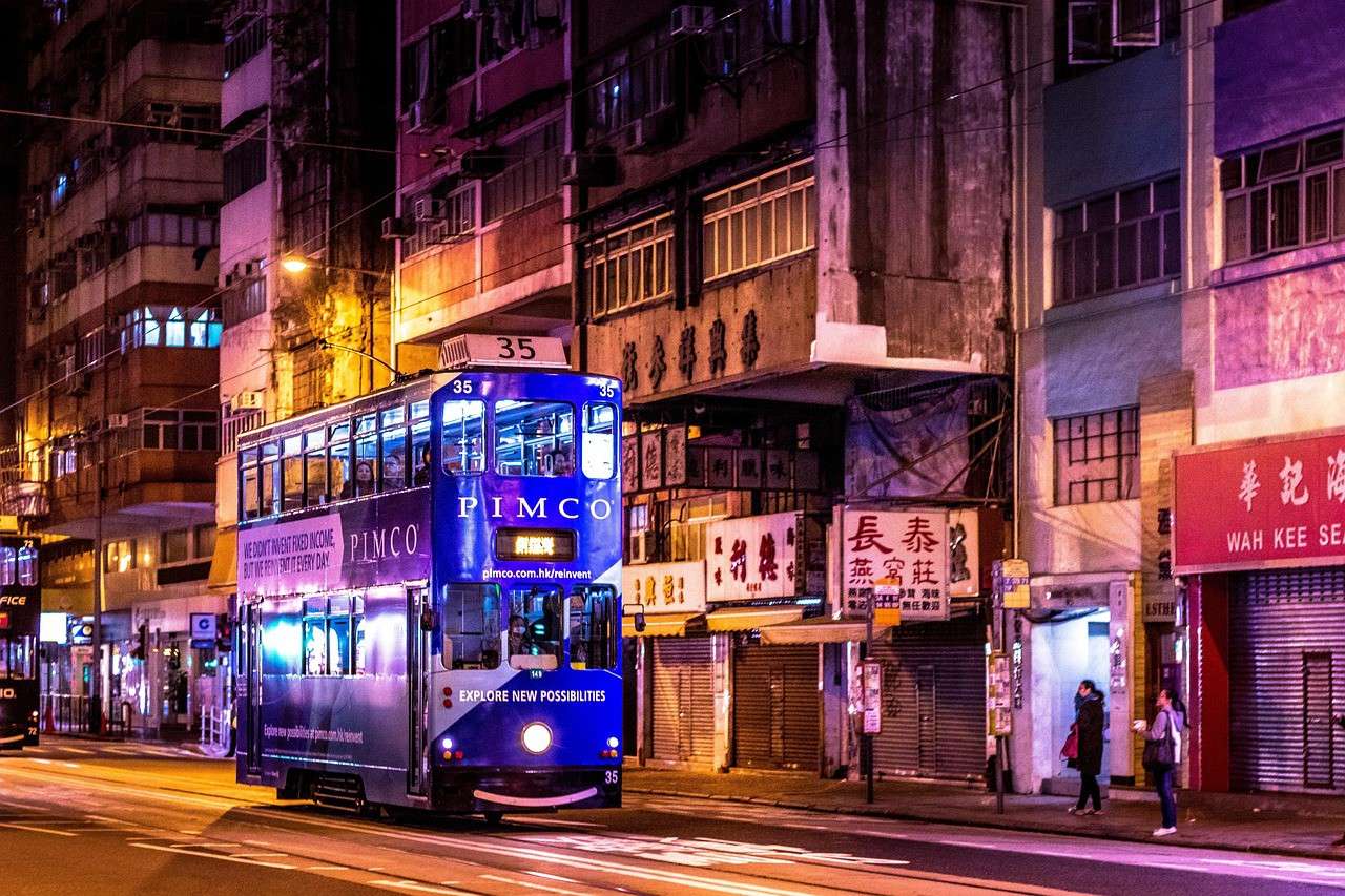 香港以其高效的MTR地铁系统闻名,双层电车是城市标志