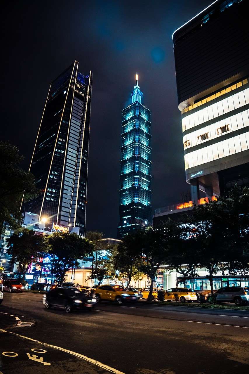 台北的台北车站是交通枢纽,连接高铁、地铁和城际巴士。悠游卡覆盖多种交通工具,地铁以清洁和准点著称,88%的本地人对其高效服务点赞