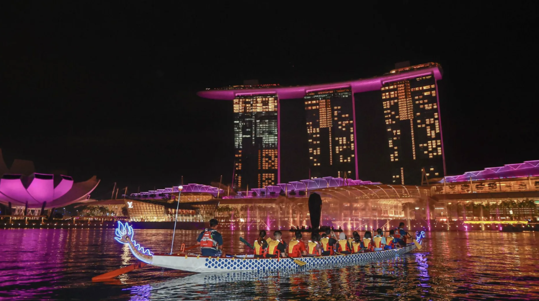 滨海湾龙舟夜划，还能看灯光展和地标夜景！