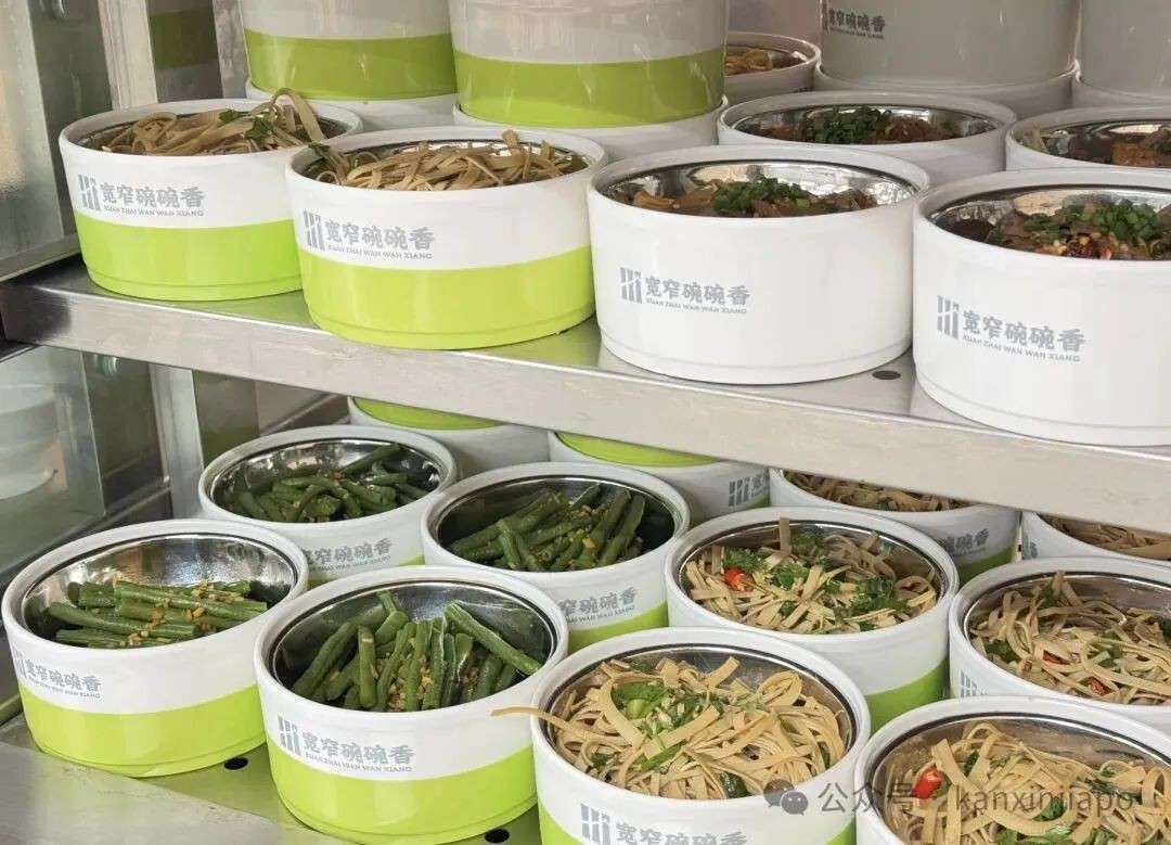 春晚机器人在这里当迎宾？“下饭神店”有开业福利！可能是新加坡买单最快的店……