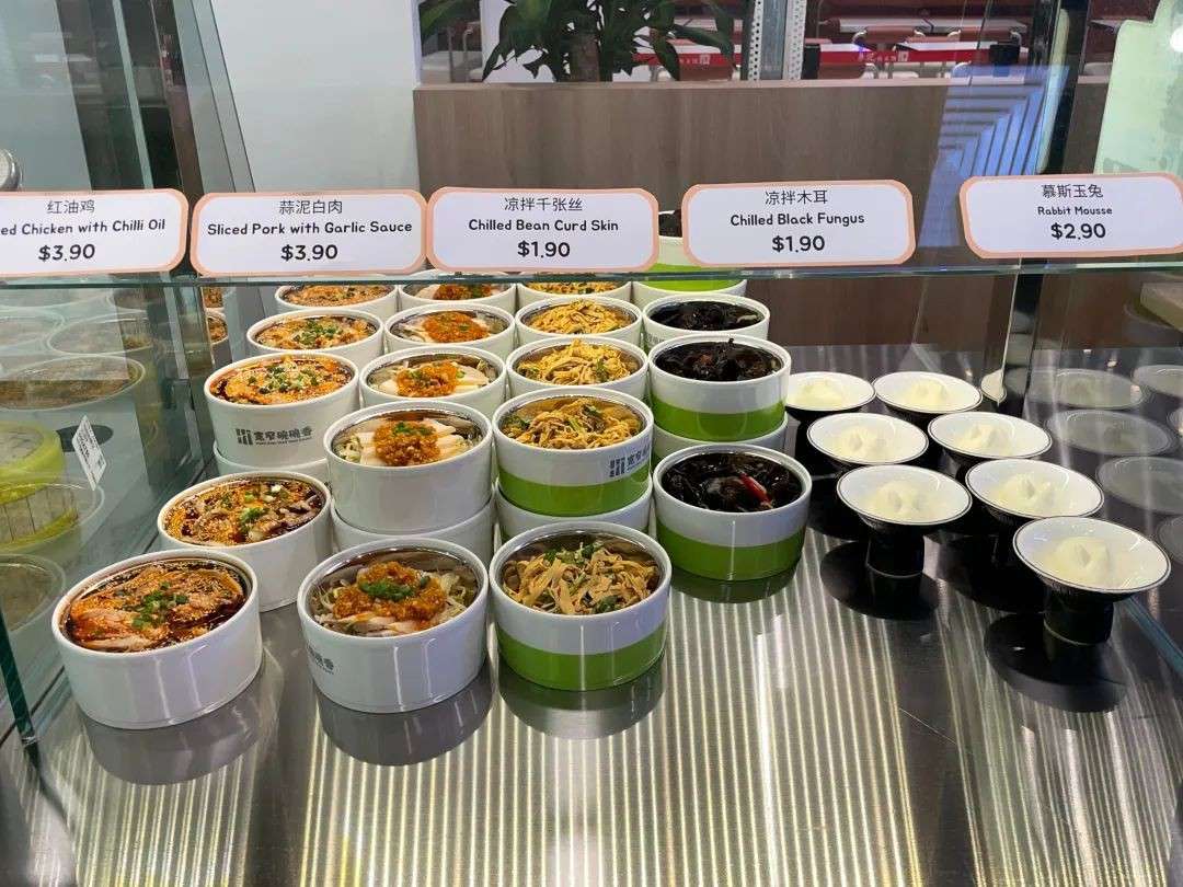 春晚机器人在这里当迎宾？“下饭神店”有开业福利！可能是新加坡买单最快的店……