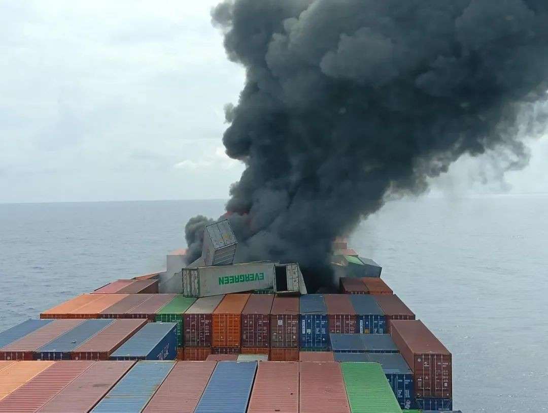 新加坡货船在印度海域爆炸,中国船员10人获救,最新细节曝光