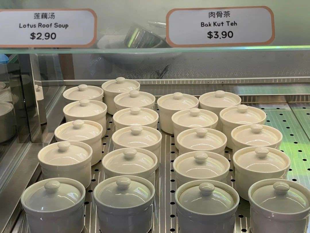 春晚机器人在这里当迎宾？“下饭神店”有开业福利！可能是新加坡买单最快的店……