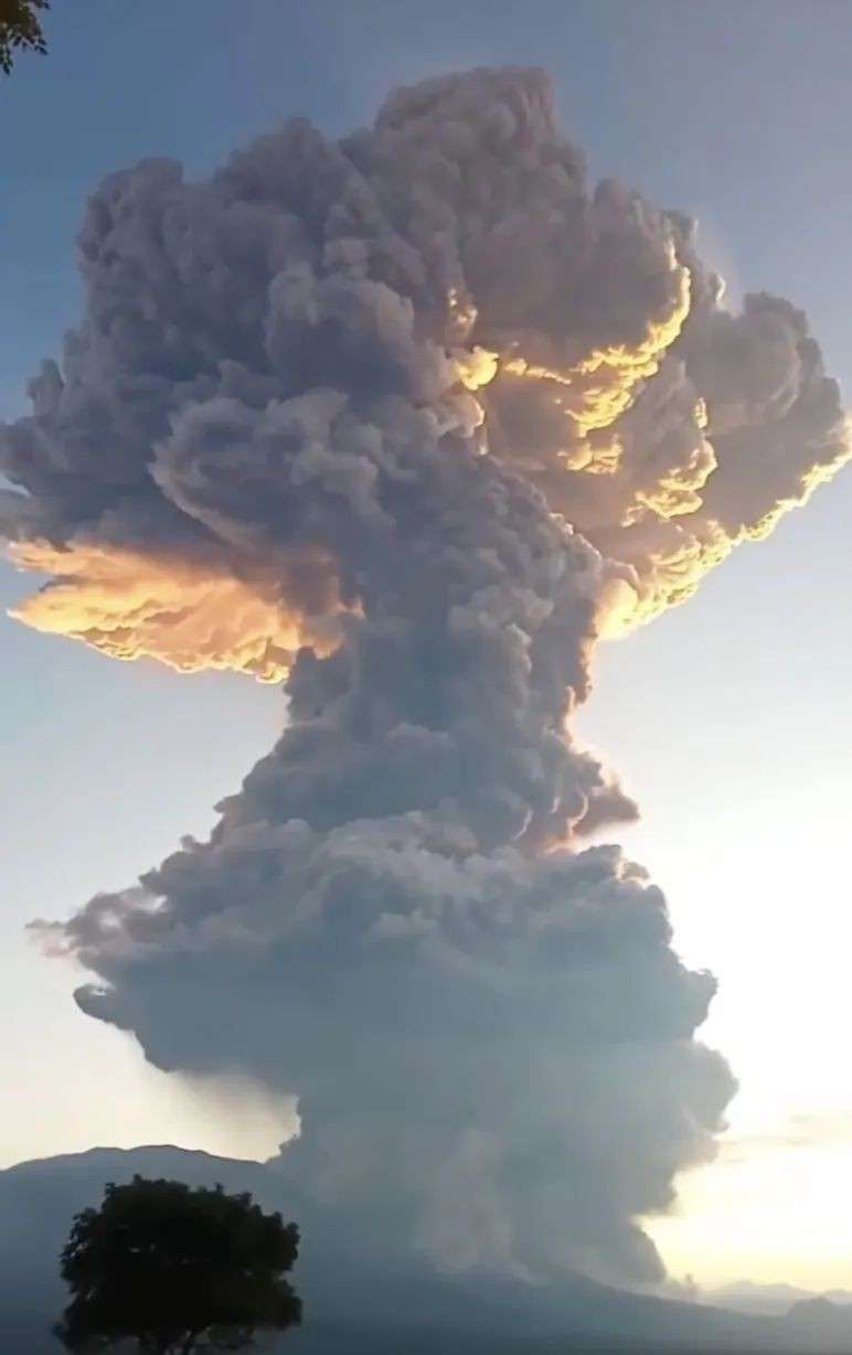 印尼火山爆发，火山灰直冲11公里高空！新航酷航多航班紧急取消