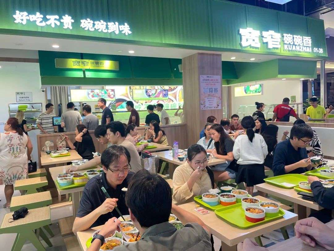 春晚机器人在这里当迎宾？“下饭神店”有开业福利！可能是新加坡买单最快的店……