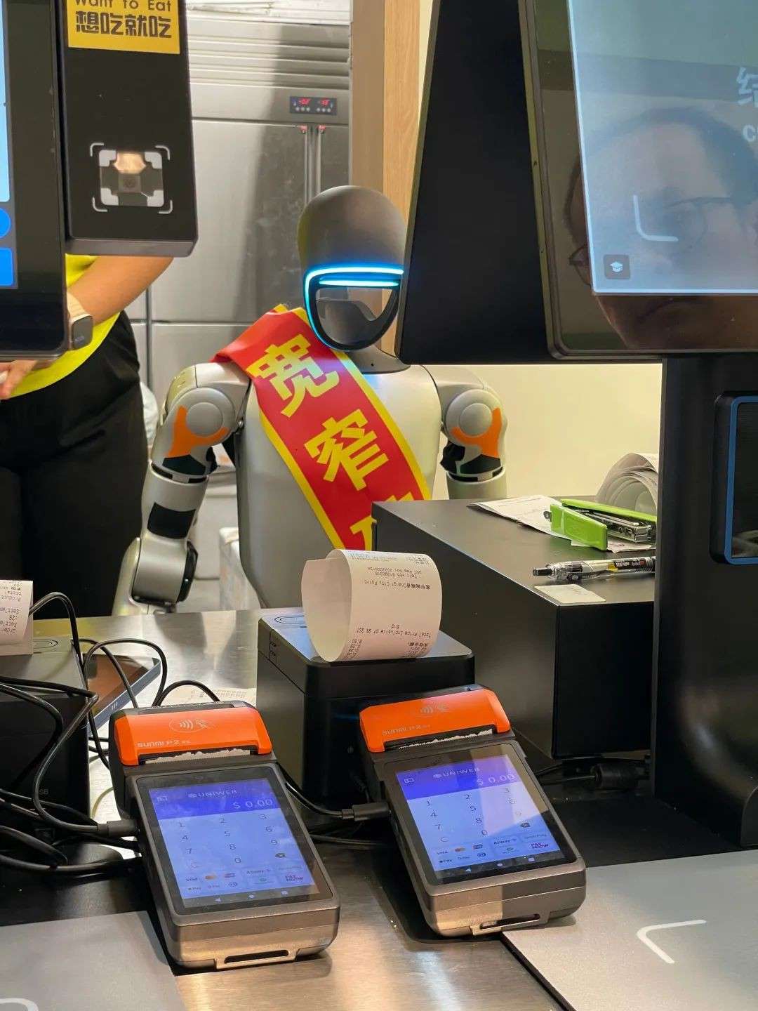 春晚机器人在这里当迎宾？“下饭神店”有开业福利！可能是新加坡