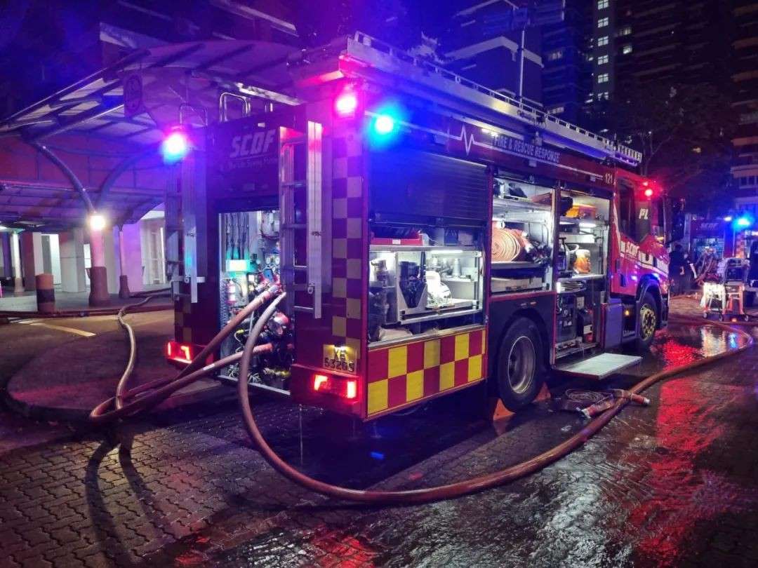 新加坡组屋深夜起火致4人送院,现场玻璃爆裂如下雨,陈振声探访安抚