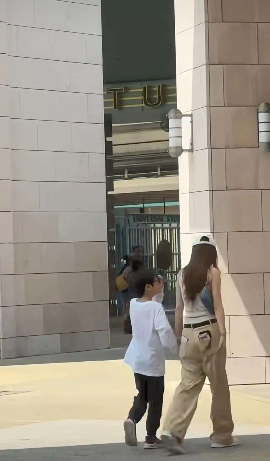 网友偶遇Angelababy带小海绵逛环球影城,小海绵露侧脸,鼻梁高挺