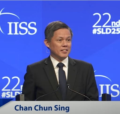 新加坡站中还是站美?国防部长给出答案