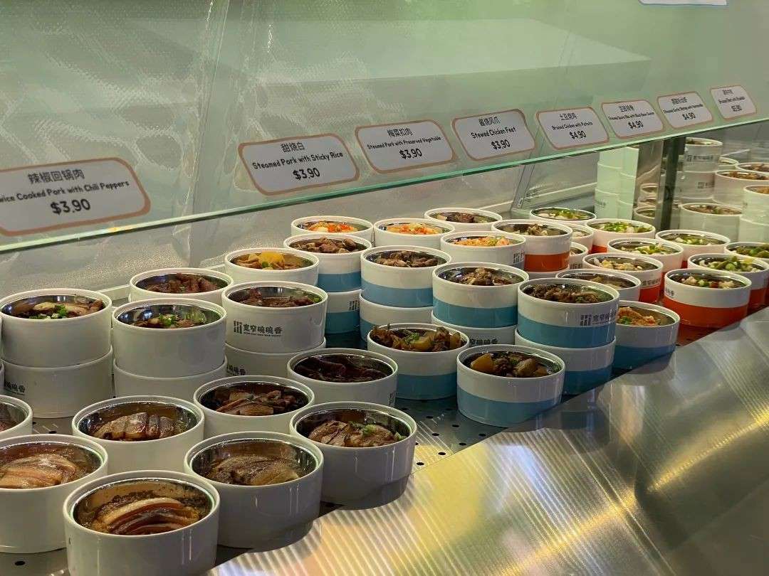 春晚机器人在这里当迎宾？“下饭神店”有开业福利！可能是新加坡买单最快的店……